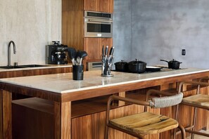 Kühlschrank, Ofen, Geschirrspüler, Wasserkocher mit Kaffee-/Teezubehör