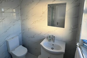 Shower, hair dryer, towels - Near Heathrow - Studio - WiFi - Parking - Sleeps 2 (Uxbridge)