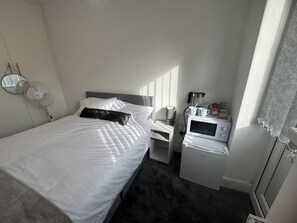 Room - Near Heathrow - Studio - WiFi - Parking - Sleeps 2 (Uxbridge)