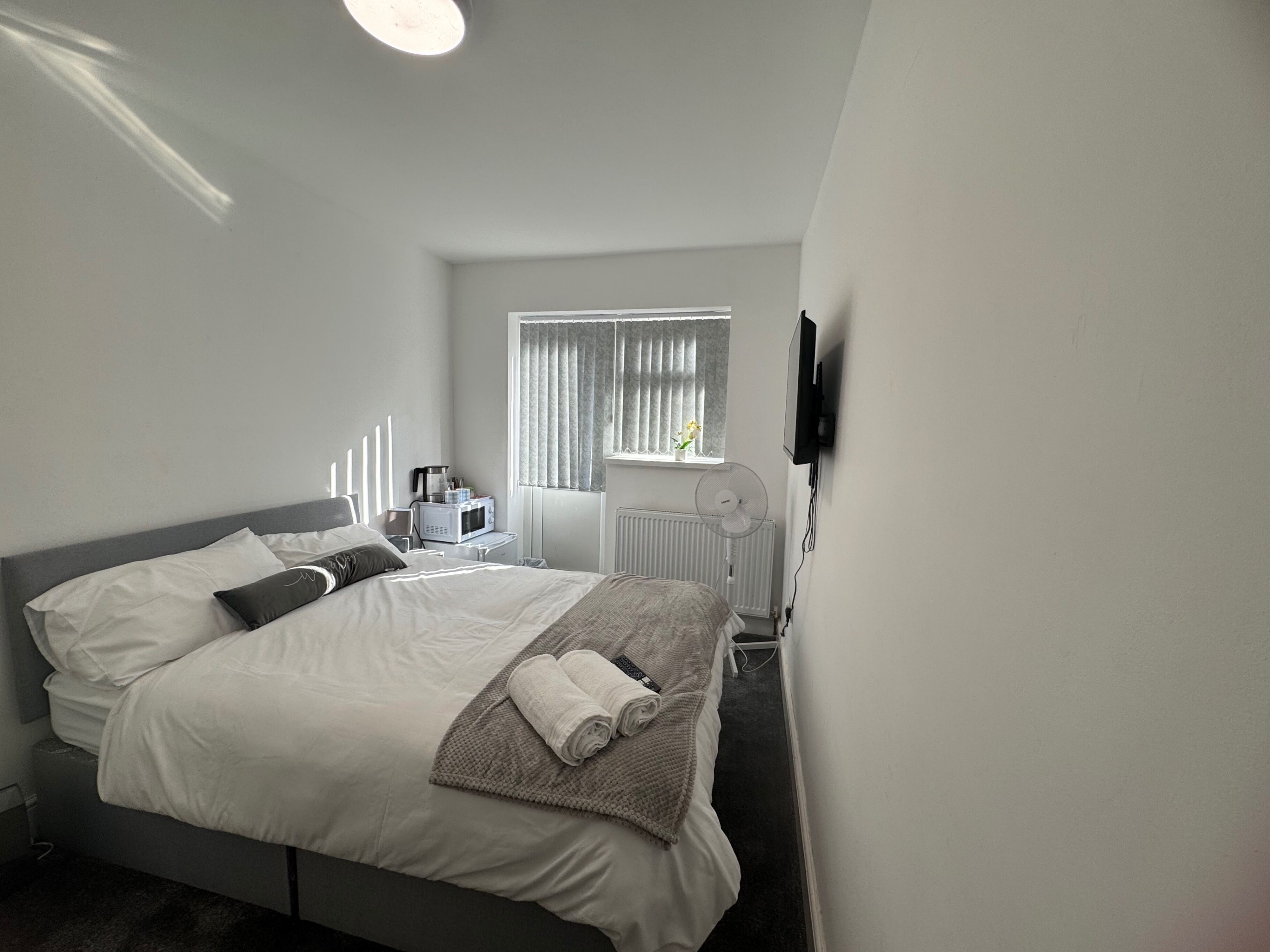 Iron/ironing board, WiFi, bed sheets