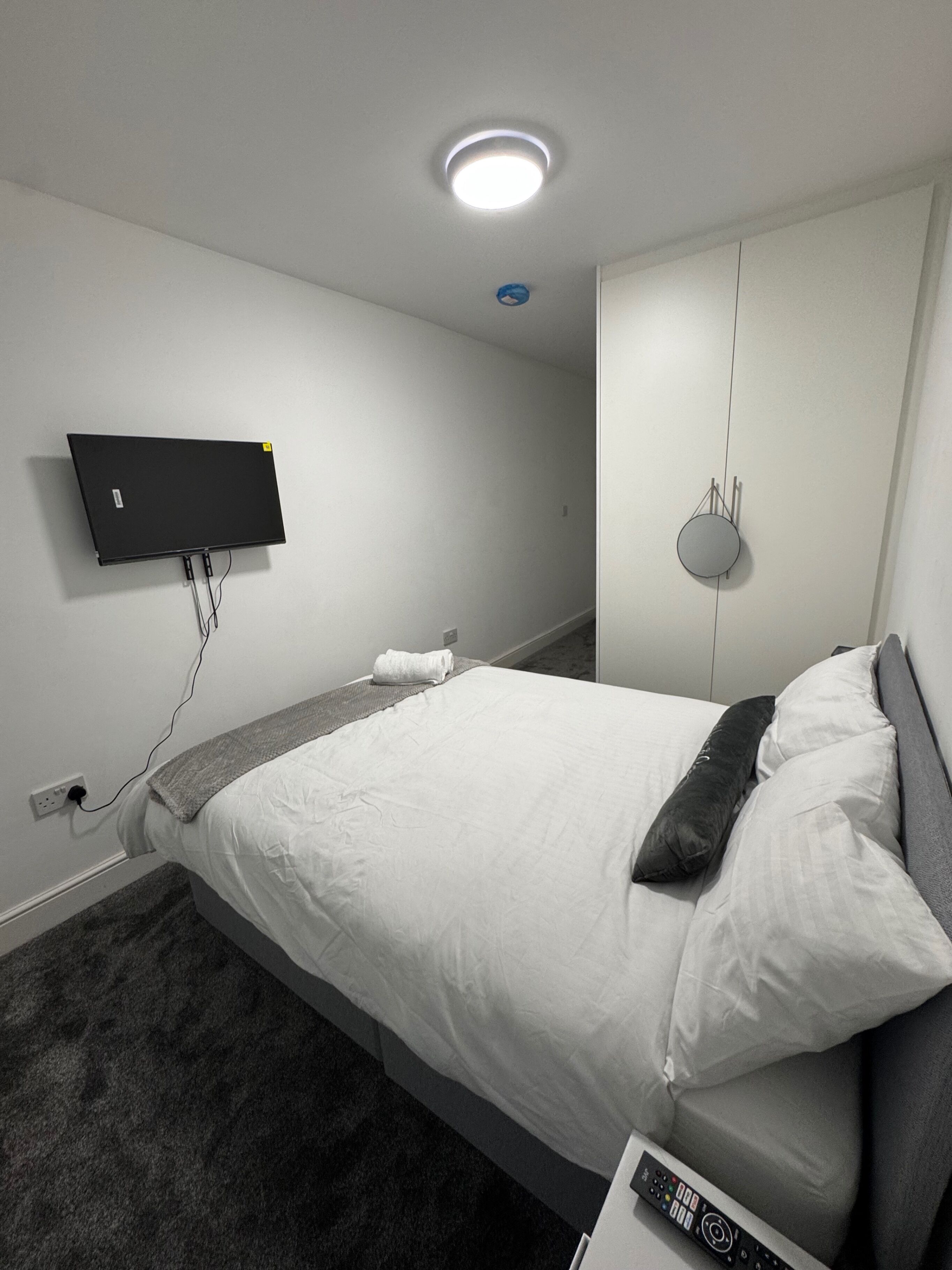 Tabla de planchar con plancha, wifi y ropa de cama 