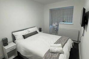 Iron/ironing board, WiFi, bed sheets - Near Heathrow - Studio - WiFi - Parking - Sleeps 2 (Uxbridge)