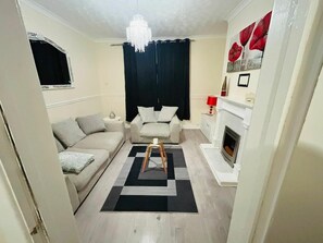 Living area - Pets - Parking - Patio - WiFi - Sleeps 4 (Coundon)