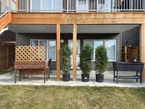 Outdoor dining - Cozy 2  Bedroom Guest Suite close to YYC Airport! (Calgary)