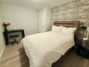 Iron/ironing board, WiFi, bed sheets - Cozy 2  Bedroom Guest Suite close to YYC Airport! (Calgary)