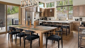 Un'ampia cucina con mobili in legno, un'isola centrale e ampie finestre con vista sull'esterno.