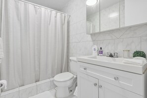 Shower, hair dryer, towels, soap - Ocean View Beach Apt. 2 Beds Prime Condado Beach San Juan (san juan)