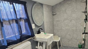 Ein Badezimmer mit Toilette, Waschbecken und Dusche.