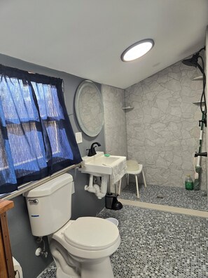 Ein Badezimmer mit Toilette, Waschbecken und Dusche.