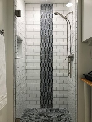 Een douche, een haardroger, handdoeken, zeep