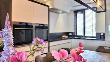 Frigorifero, forno, piano cottura, lavastoviglie