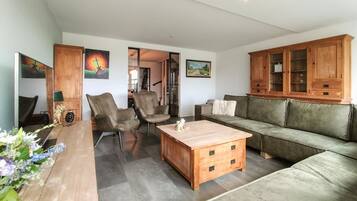 Smart TV, fireplace, table tennis