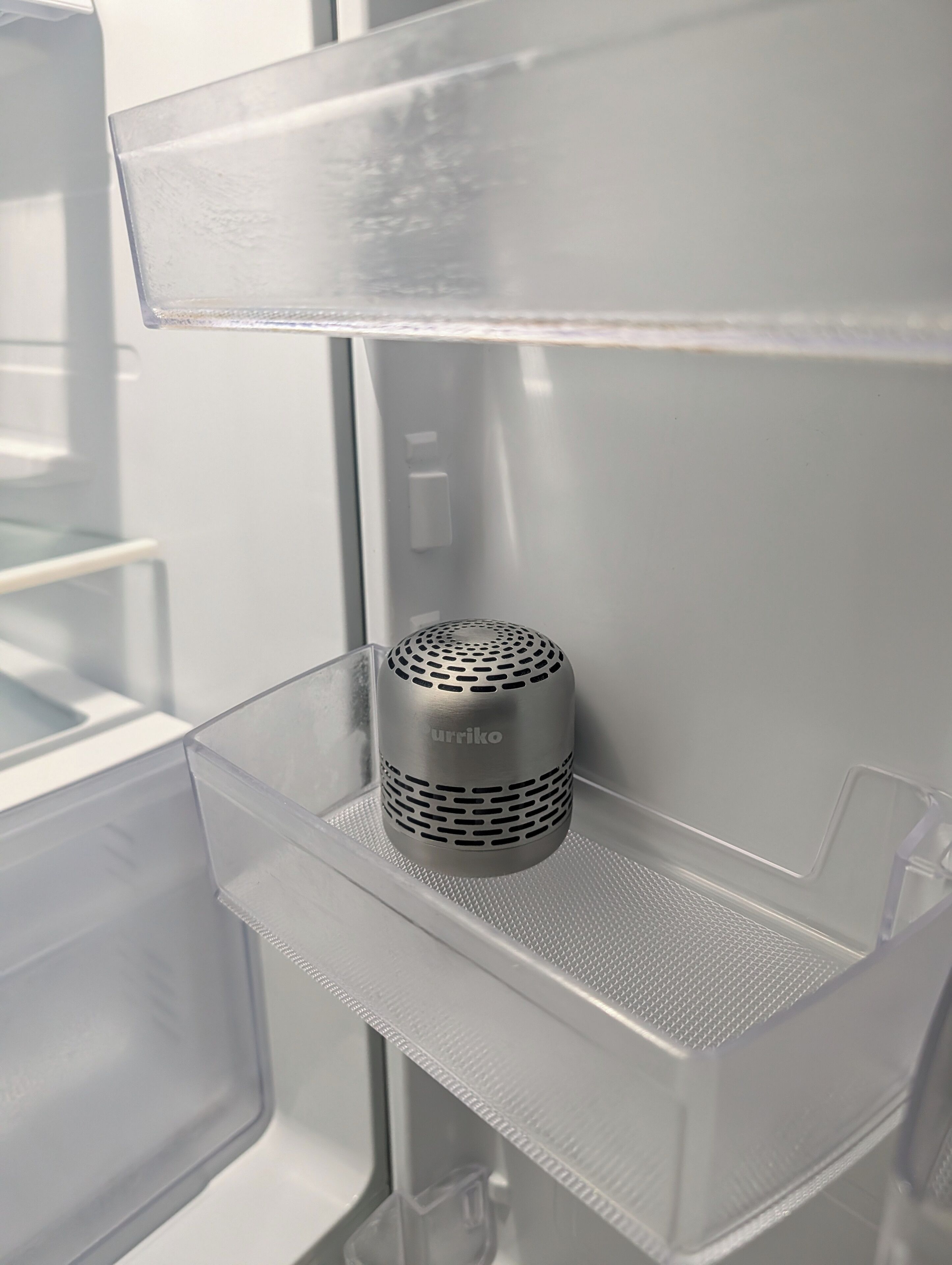 A metallic object with the brand 'urriko' on a metallic shelf inside a room.
