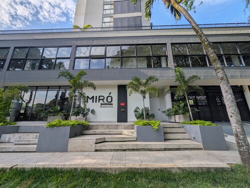 Comfortable private apartment near the Tennis Club in Cali salsa city with AC.