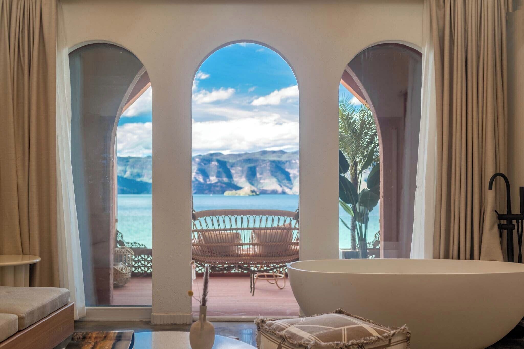 Romantic Room, Lake View