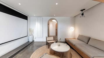 Superior Room, Lake View | Living room