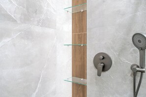 Shower, hair dryer, towels - Przemysłowa Deluxe Studio (Katowice)