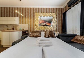 3 bedrooms, iron/ironing board, WiFi, bed sheets - Urban Jungle Mezzanine Apartment (Kraków)