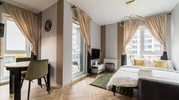 Een strijkplank/strijkijzer, wifi, beddengoed