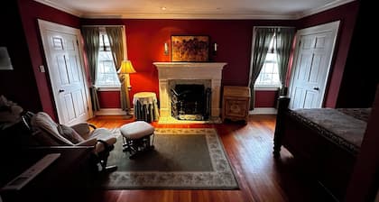 Spacious 5 bedroom historical villa in NYC , close to LIRR, JFK, LGA & shopping