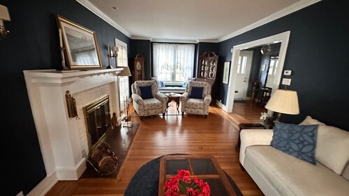 Spacious 5 bedroom historical villa in NYC , close to LIRR, JFK, LGA & shopping