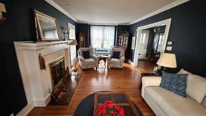 Spacious 5 bedroom historical villa in NYC , close to LIRR, JFK, LGA & shopping