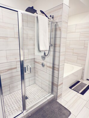 Towels, toilet paper - A luxurious two-bedroom, two-bath just 10 minutes from downtown Atlanta. (Decatur)