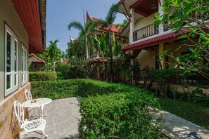 Outdoor dining - Phuket tropical bungalow with living room & kittchenette 700 meters to the beach (Phuket)