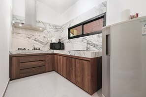 Private kitchen - Phuket tropical bungalow with living room & kittchenette 700 meters to the beach (Phuket)