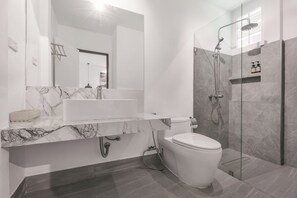 Hair dryer, towels, soap, shampoo - Phuket tropical bungalow with living room & kittchenette 700 meters to the beach (Phuket)
