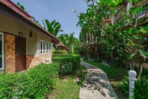 Exterior - Phuket tropical bungalow with living room & kittchenette 700 meters to the beach (Phuket)
