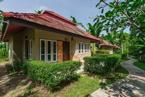 Exterior - Phuket tropical bungalow with living room & kittchenette 700 meters to the beach (Phuket)