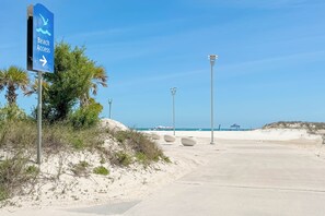 Beach - Walk to Beach & Hangout | Large Porch | Sleeps 7 | Downtown Gulf Shores | BEACHBALL PROPERTIES (Gulf Shores)