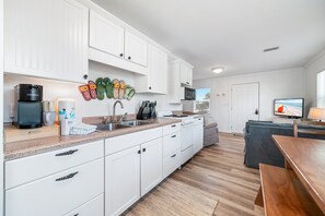 Private kitchen - Walk to Beach & Hangout | Large Porch | Sleeps 7 | Downtown Gulf Shores | BEACHBALL PROPERTIES (Gulf Shores)