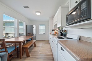 Private kitchen - Walk to Beach & Hangout | Large Porch | Sleeps 7 | Downtown Gulf Shores | BEACHBALL PROPERTIES (Gulf Shores)