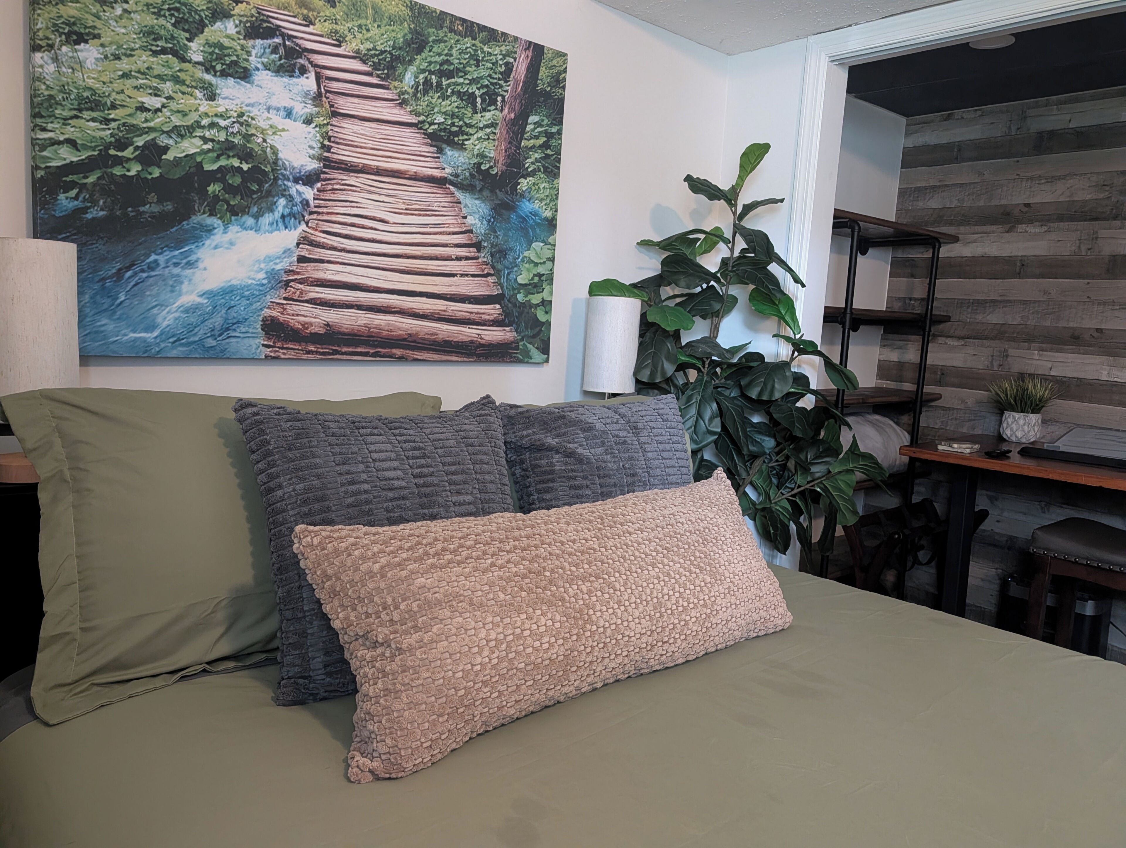 1 quarto, cofres nos quartos, escrivaninha