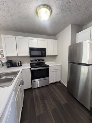 Microwave, oven, stovetop, dishwasher - Beautiful townhome in Lawrenceville (Lawrenceville)