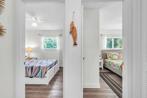 2 bedrooms, iron/ironing board, travel cot, WiFi - 90 second Walk to Beach | Hot Tub and Firepit (Indian Rocks Beach)