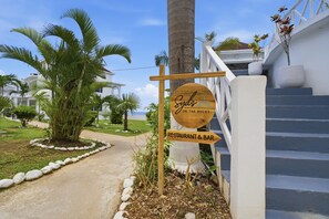 Exterior detail - 1BR Oceanfront  Double Suite w/ Kitchenette-Dorey (Negril)