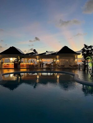 Pool - 1BR Oceanfront  Double Suite w/ Kitchenette-Dorey (Negril)