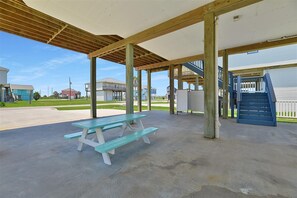 Outdoor dining - Adorable 3-bedroom beach house in quiet family friendly West End of Galveston (Galveston)