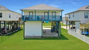 Exterior - Adorable 3-bedroom beach house in quiet family friendly West End of Galveston (Galveston)