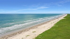 Beach - Adorable 3-bedroom beach house in quiet family friendly West End of Galveston (Galveston)