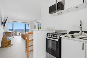 Microwave, stovetop, coffee/tea maker, cookware/dishes/utensils - 1BR Oceanfront  King Suite w/ Kitchenette -The Syd (Negril)