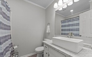 Hair dryer, towels, soap, toilet paper - Cozy updated Townhouse near Convention District with A/C (Greenville)