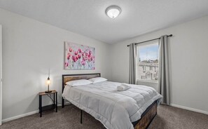 3 habitaciones, tabla de planchar con plancha, wifi y ropa de cama 