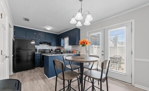 Dining - Cozy updated Townhouse near Convention District with A/C (Greenville)