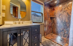 Shower, jetted bath, hair dryer - Aspen View Retreat- ideally located between Cody and Yellowstone (Wapiti)