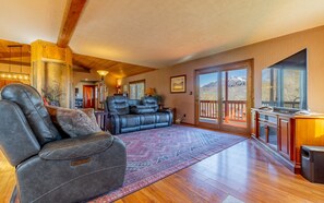 Smart TV, fireplace, books - Aspen View Retreat- ideally located between Cody and Yellowstone (Wapiti)