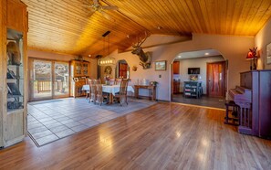 Dining - Aspen View Retreat- ideally located between Cody and Yellowstone (Wapiti)